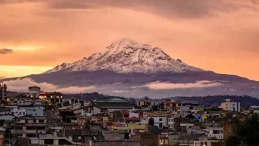 El imponente Chimborazo visto desde Riobamba