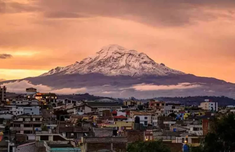 El imponente Chimborazo visto desde Riobamba