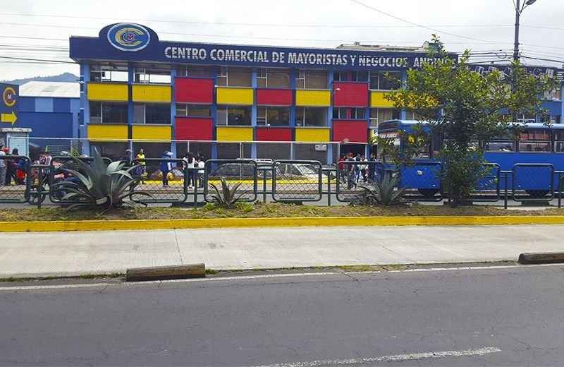 Fachada Centro Comercial Mayoristas y Negocios Andinos