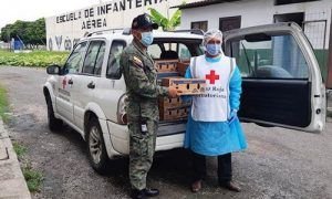 Entrega de productos con la Cruz Roja ecuatoriana Arcacontinental