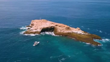 Paisaje místico de la Reserva Marina El Pelado