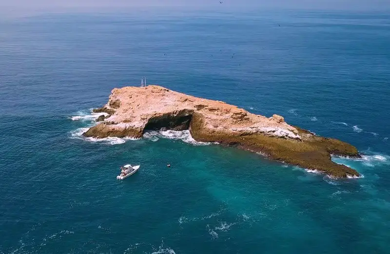 Paisaje místico de la Reserva Marina El Pelado