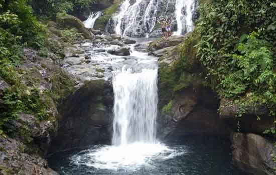 Bosque y Cascadas de las Rocas Santo Domingo de los Tsáchilas Ecuador