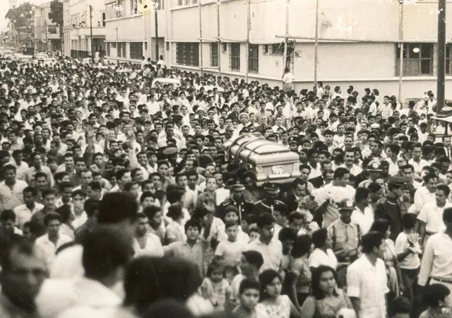 Muerte de Julio Jaramillo 9 de febrero de 1978. Una multitud acompaña sus restos.