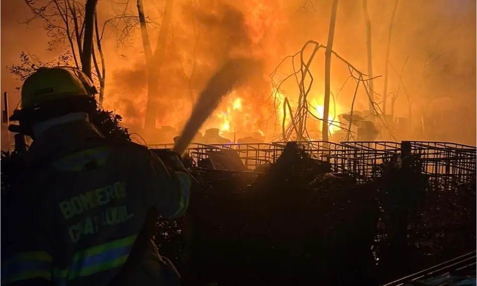 Benemérito Cuerpo de Bomberos de Guayaquil apagando un incendio