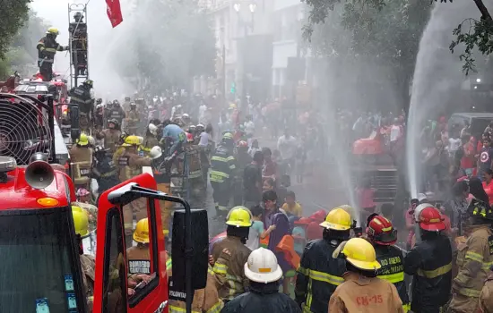 Ejercicio de agua Bomberos Guayaquil